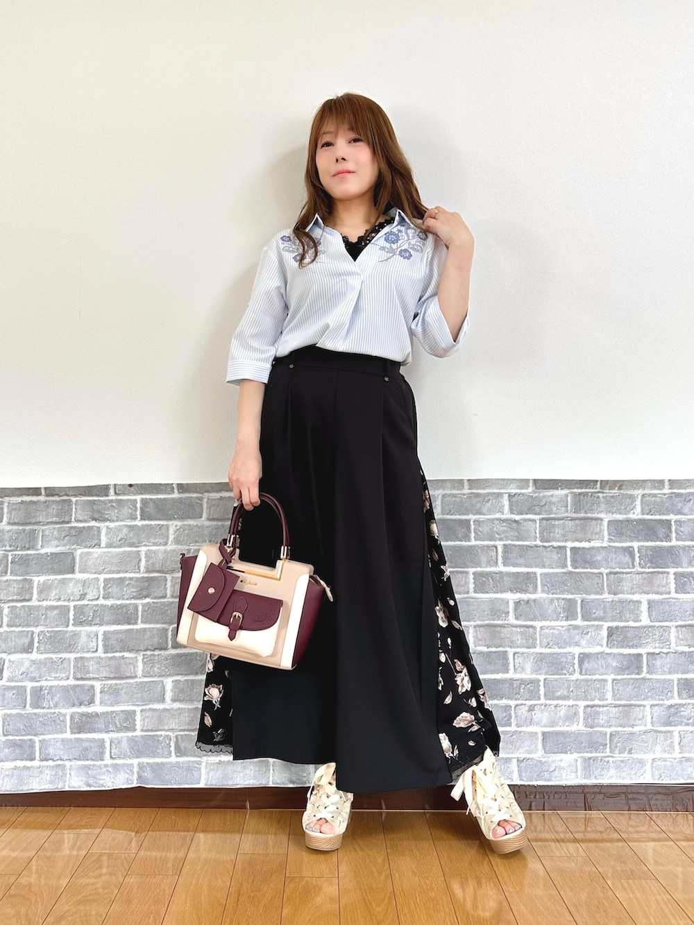 「きれいめカジュアル、パンツスタイル、ワイドパンツ、ママファッション、オフィスカジュアル、axes femme、パンツコーデ、お出かけコーデ、大人カジュアルコーデ、レディースファッション、シャツスタイル」｜「axes femmeの吸水速乾チュールレースタンク（タンクトップ、ブラック系）」を使った、まりさん（レディース・157cm）の夏コーディネートの2枚目の写真