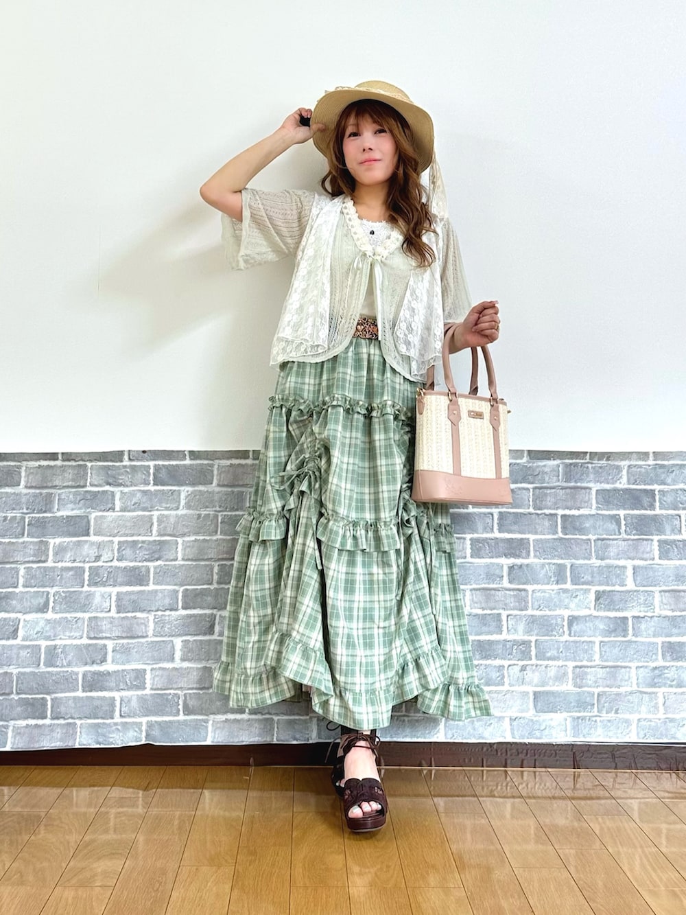 「夏コーデ、フェミニン、カーディガン、サマーニット、ロングスカート、チェック、チェックスカート、サンダル、やっぱり帽子が好き、お出かけコーデ、リボン、デートコーデ、淡色コーデ、axes femme、axes femme POETIQUE」|「axes femmeのレースリボンフリルカンカン帽(ハット、ホワイト系)」を使った、まりさん(レディース・157cm)の春コーディネートの2枚目の写真
