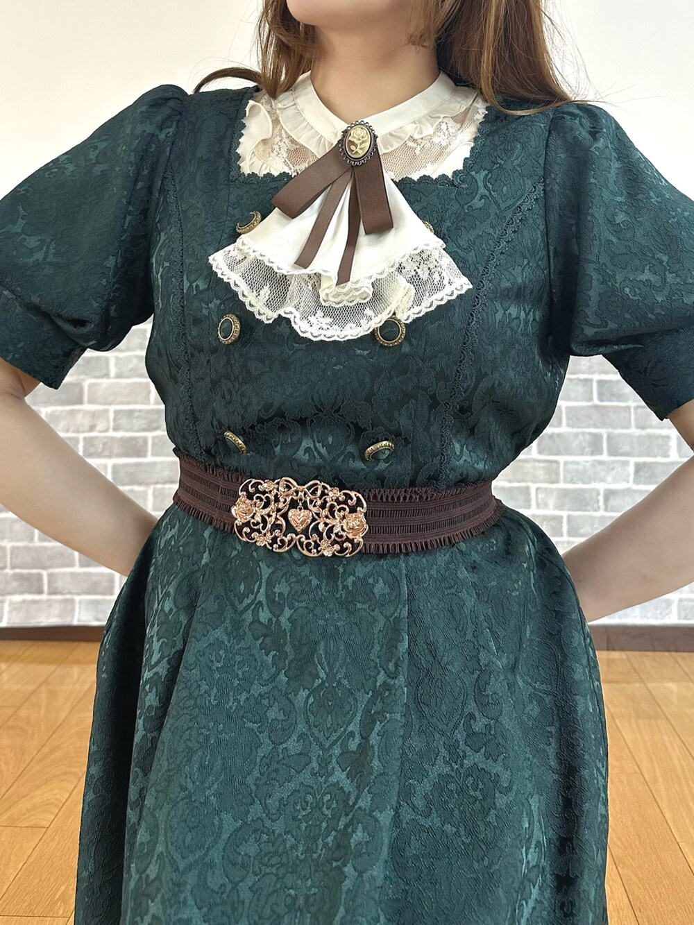「クラシカル、レトロ、ワンピース、お出かけコーデ、ショルダーバッグ、axes femme、axes femme POETIQUE、オケージョン、ボストンバッグ」｜「axes femmeのスクエアネックジャカードワンピース（ワンピース、ブルー系）」を使った、まりさん（レディース・157cm）の春コーディネートの6枚目の写真