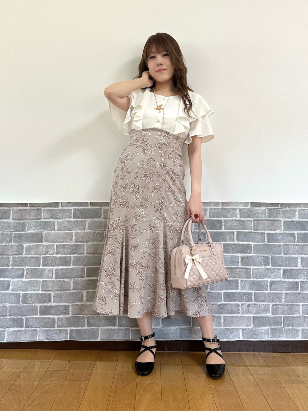 「デニムジャケット、ワンピース、キレイめ、スタイルアップ、axes femme、春服、大人女子、春カラー、お出かけコーデ、フリル」｜「axes femmeのレース×フリルデニムジャケット（デニムジャケット、ブルー系）」を使った、まりさん（レディース・157cm）の春コーディネートの3枚目の写真