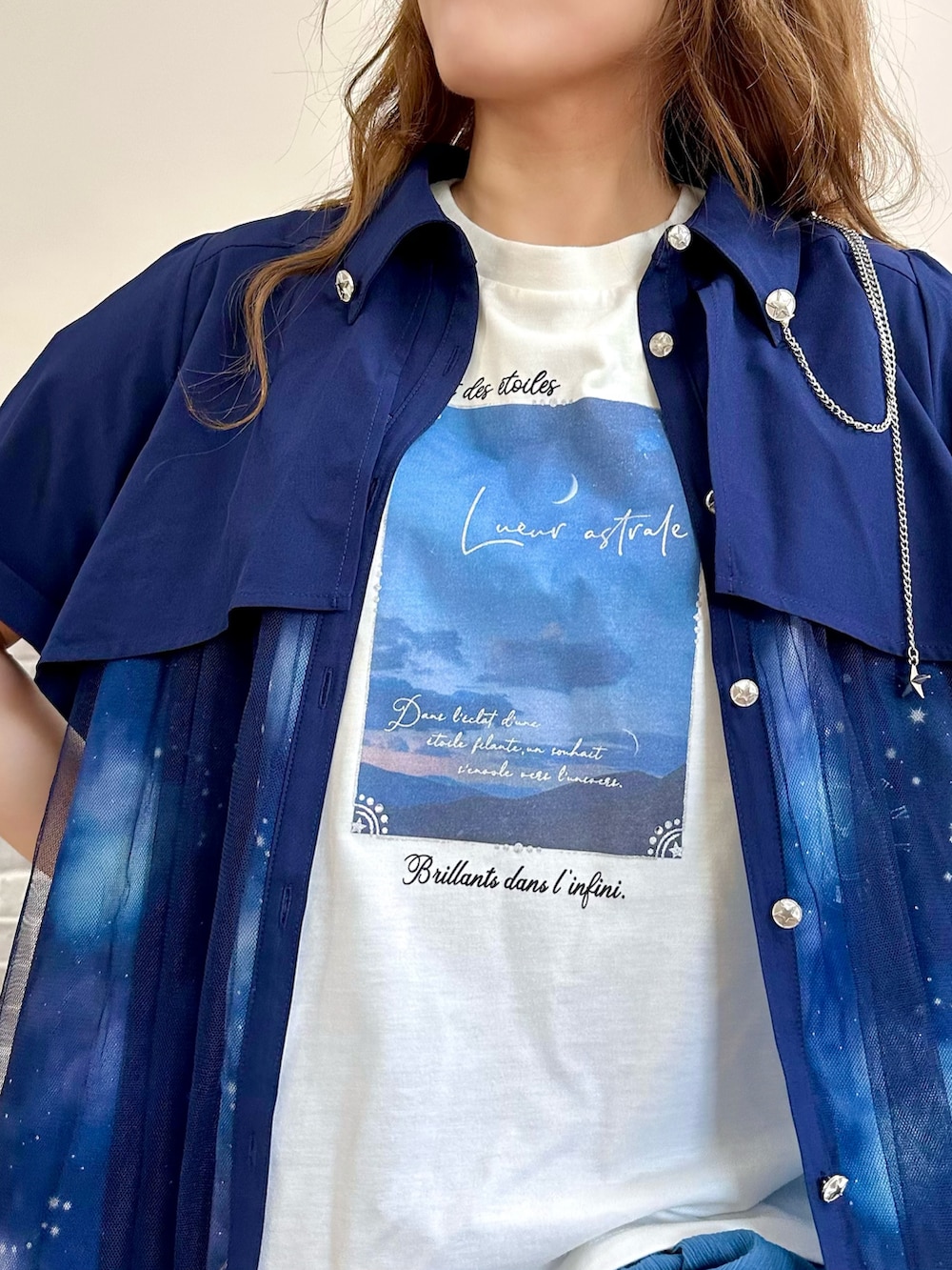 「体型カバー、ゆったり、ゆるコーデ、シャツワンピ、白Tシャツ、axes femme、パンツスタイル、ママファッション」｜「axes femmeのステラプリントシャツワンピース（ワンピース、ブルー系）」を使った、まりさん（レディース・157cm）の夏コーディネートの6枚目の写真