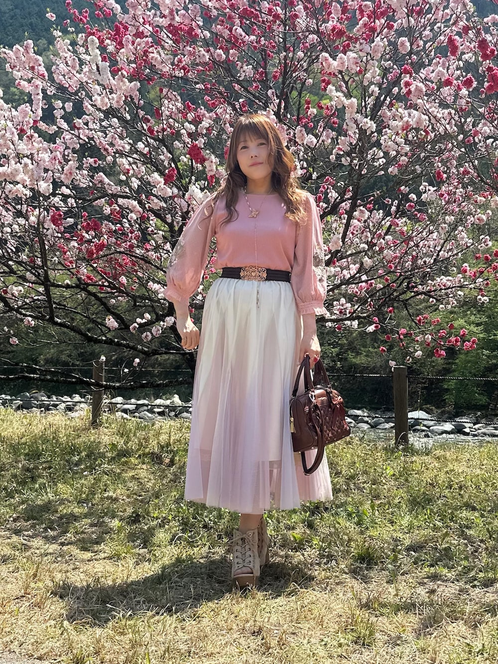 「フェミニン、ピンクコーデ、ピンク、お出かけコーデ、春夏コーデ、axes femme、オトナカワイイ、春、フェミニンコーデ」|「axes femmeのチュール×フラワー刺繍プルオーバー(Tシャツ/カットソー、ピンク系)」を使った、まりさん(レディース・157cm)の春コーディネートの2枚目の写真