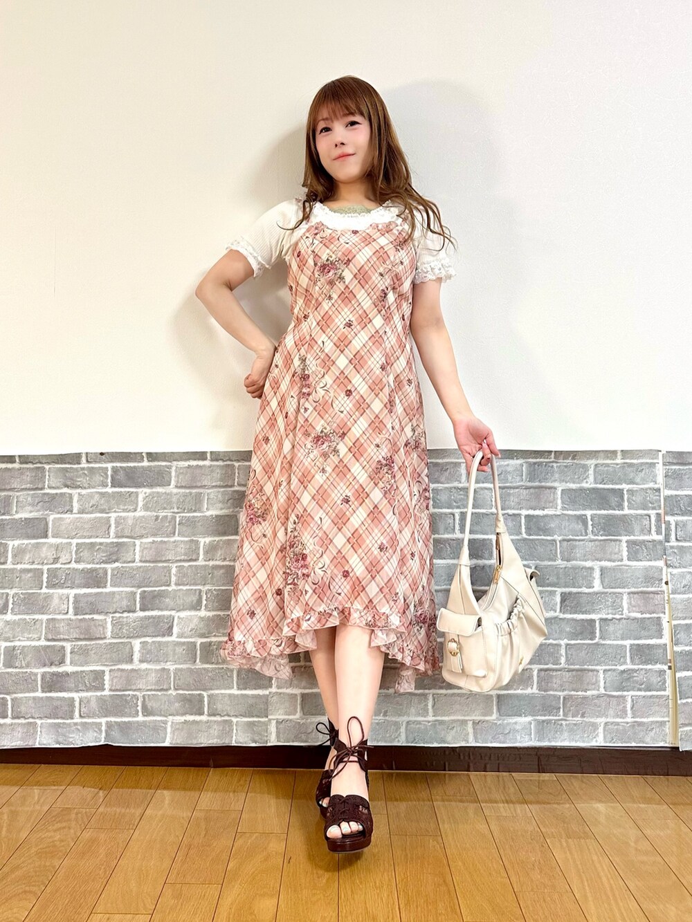 「ワンピース、ワンピース×デニム、フェミニン、デニムジャケット、チェックワンピース、キャミワンピ、ショルダーバッグ、お出かけコーデ、デートコーデ、axes femme、ワンピースコーデ、大人ガーリー」｜「axes femmeのレース×フリルデニムジャケット（デニムジャケット、ブルー系）」を使った、まりさん（レディース・157cm）の春コーディネートの2枚目の写真
