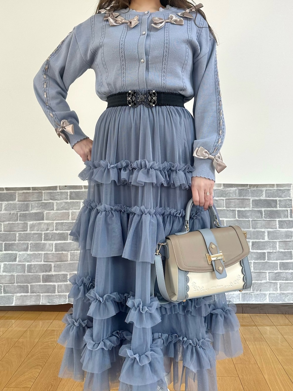 「チュールスカート、ティアードスカート、ブルーコーデ、カーディガン、リボン、フェミニン、ベルト」｜「axes femmeのサテンリボンニットカーディガン（カーディガン/ボレロ、ブルー系）」を使った、まりさん（骨格ウェーブ・レディース・157cm）の春コーディネートの4枚目の写真