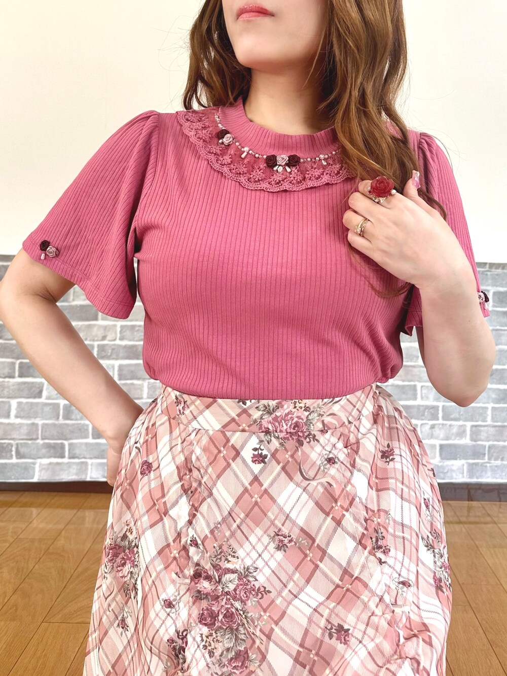 「ピンクコーデ、フェミニン、サンダル、デートコーデ、夏コーデ、axes femme、オトナガーリー、カラーコーデ」｜「axes femmeの吸水速乾バラボトルネックプルオーバー（Tシャツ/カットソー、ピンク系）」を使った、まりさん（レディース・157cm）の夏コーディネートの6枚目の写真
