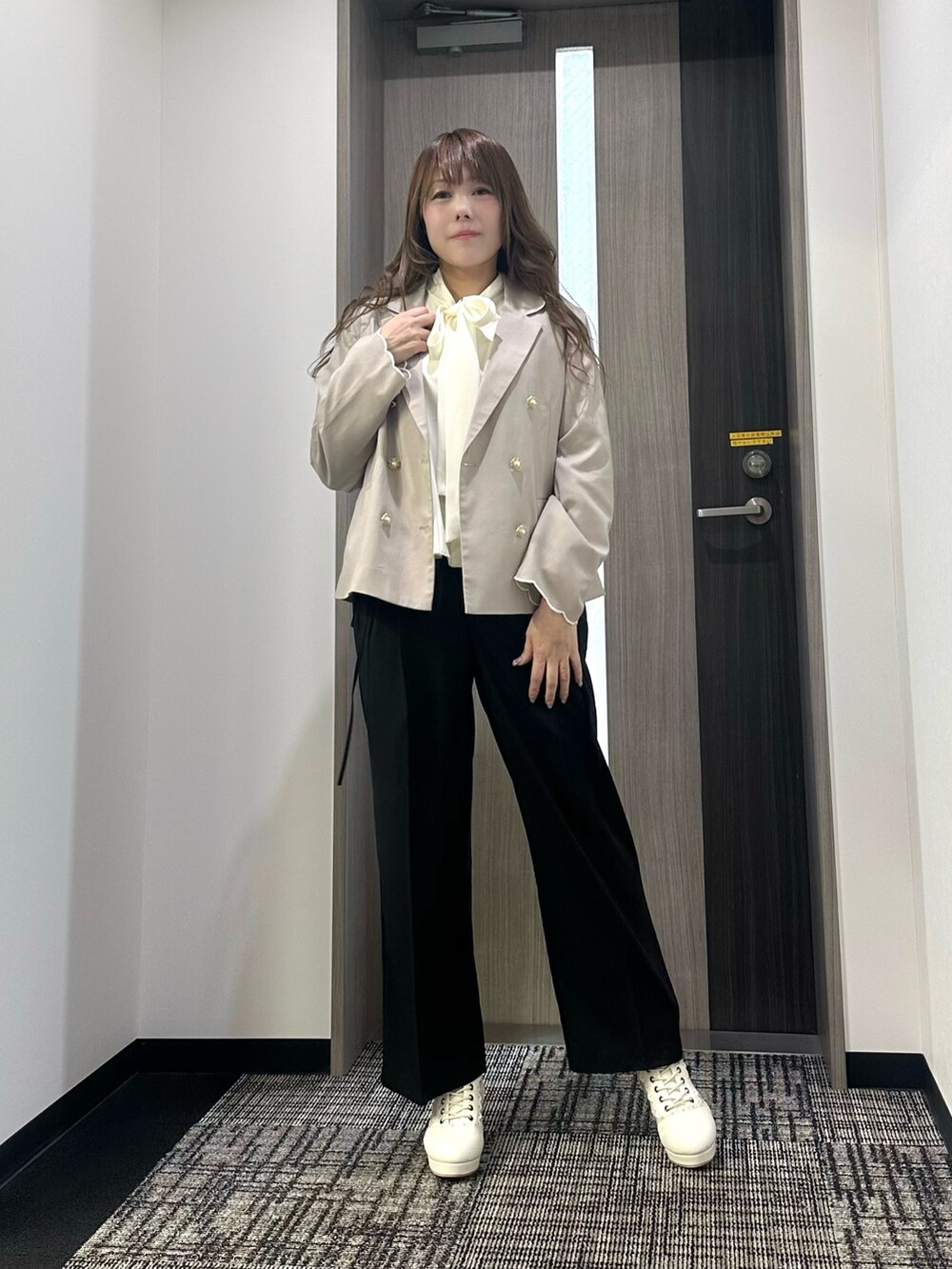 「ジャケット、春コーデ、axes femme、パンツスタイル、シンプルコーデ、ブラウスコーデ、きれいめカジュアル、ジャケットコーデ、入学式、通勤コーデ」｜「axes femmeのスカラップ刺繍ダブルジャケット（テーラードジャケット、ベージュ系）」を使った、まりさん（レディース・157cm）の春コーディネートの6枚目の写真