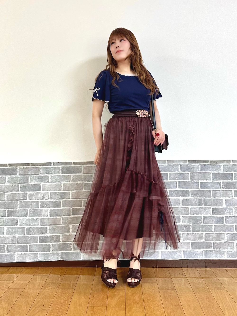 「きれいめカジュアル、Tシャツ、フェミニン、チェック、チェックスカート、チュールスカート、夏コーデ、サンダル、axes femme、オトナガーリー、axes femme POETIQUE」|「axes femmeのリボン×スカラップ刺繍プルオーバー(Tシャツ/カットソー、ブルー系)」を使った、まりさん(レディース・157cm)の夏コーディネートの2枚目の写真