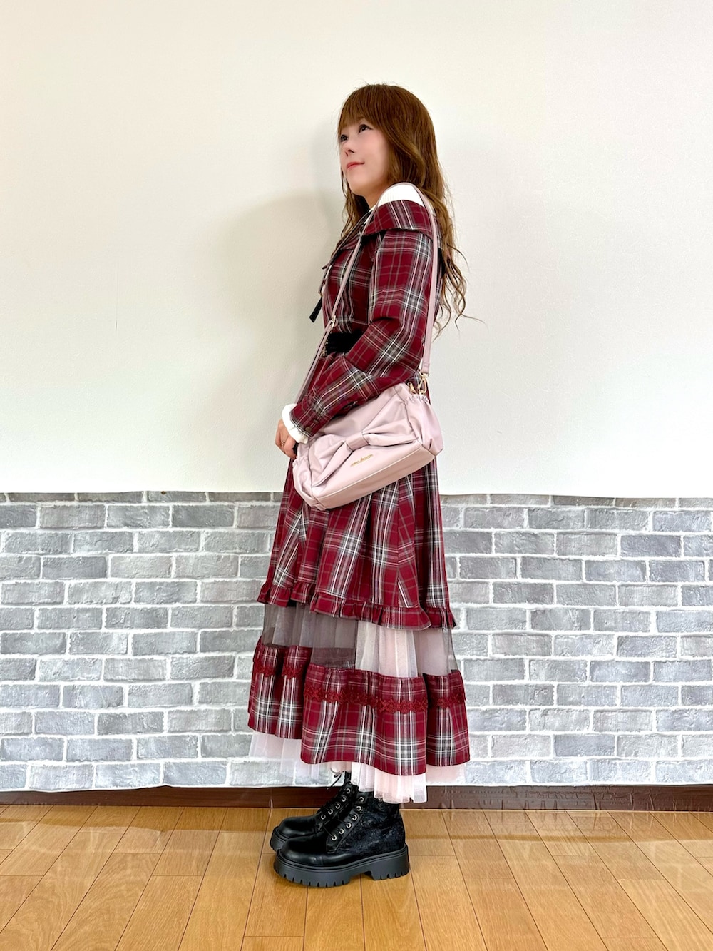 ホワイト系のニット/セーター、レッド系のワンピース、ピンク系のショルダーバッグを着用したレディースの秋コーディネートの3枚目の写真