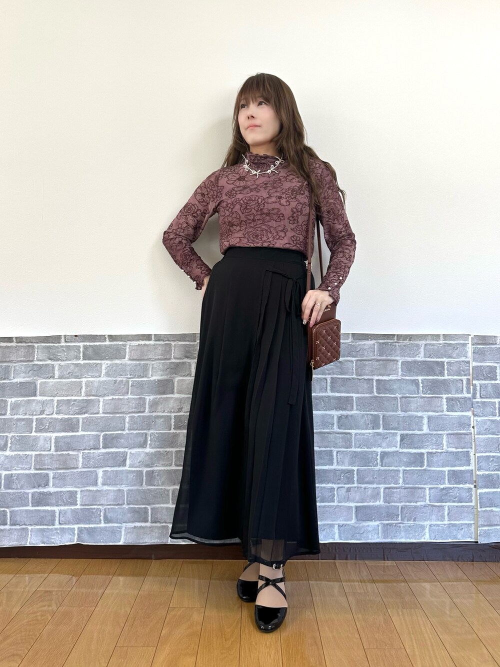 「シアートップス、axes femme、キレイめ、ブラックコーデ、モード系レディース」｜「axes femmeのリボン刺繍キルトショルダー（ショルダーバッグ、ブラウン系）」を使った、まりさん（骨格ウェーブ・レディース・157cm）の春コーディネートの2枚目の写真