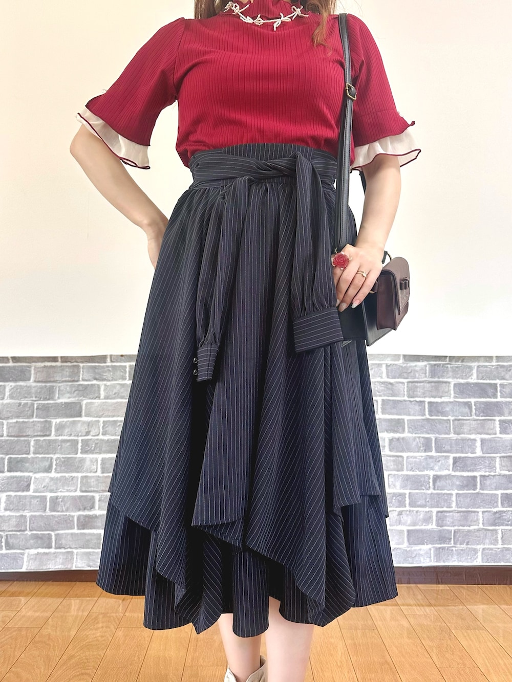 「推し活コーデ、赤、ショルダーバッグ、プチプラ、きれいめカジュアル、axes femme、おでかけコーデ、フェミニン」｜「axes femmeの楊柳シフォン袖メロープルオーバー（Tシャツ/カットソー、レッド系）」を使った、まりさん（レディース・157cm）の春コーディネートの5枚目の写真