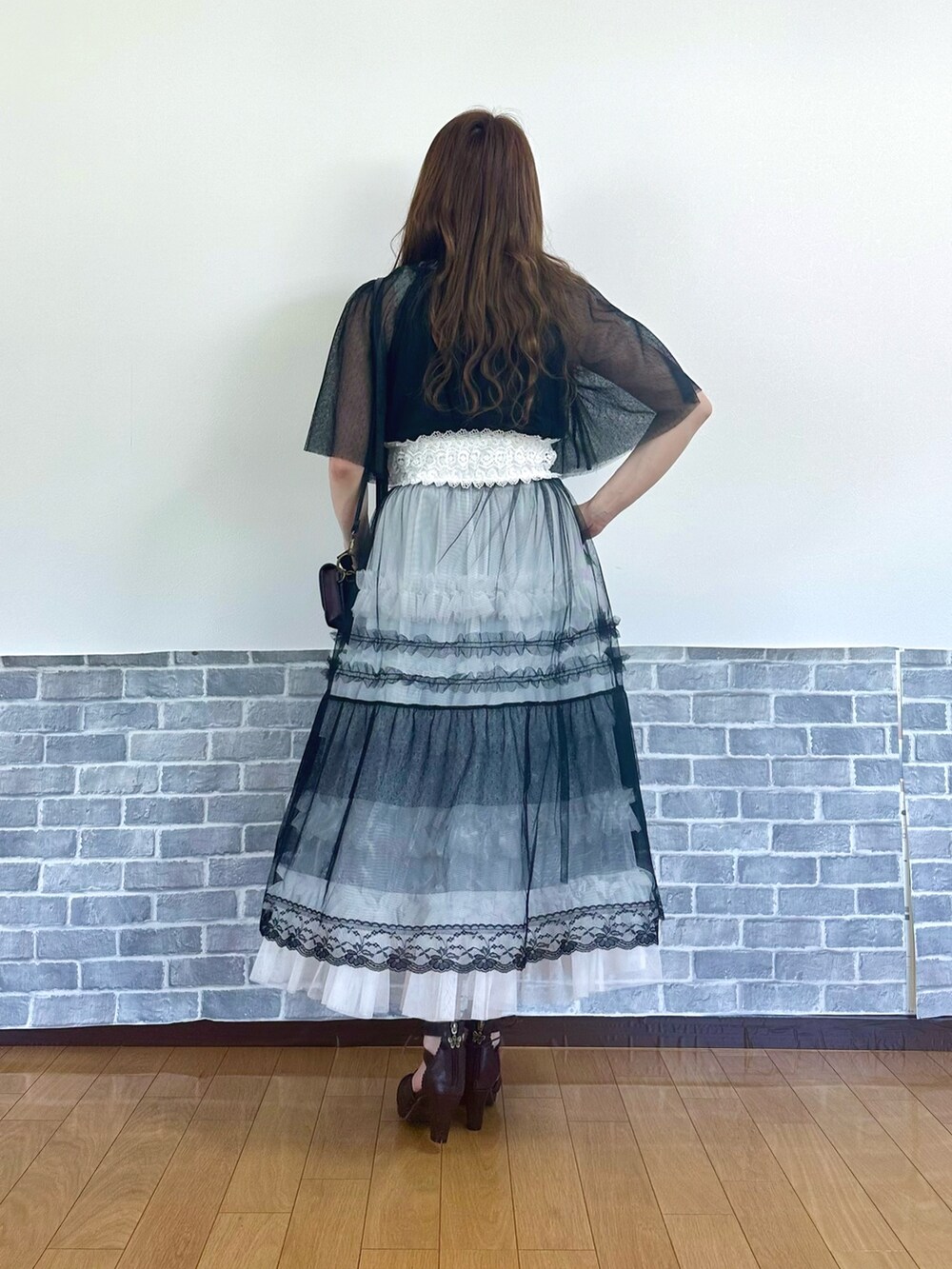 「ゴシック、モノトーン、レイヤード、レイヤードスタイル、ワンピース、axes femme、モノトーンコーデ」｜「axes femmeのカップ付きストラップタンク（タンクトップ、ホワイト系）」を使った、まりさん（レディース・157cm）の春コーディネートの4枚目の写真