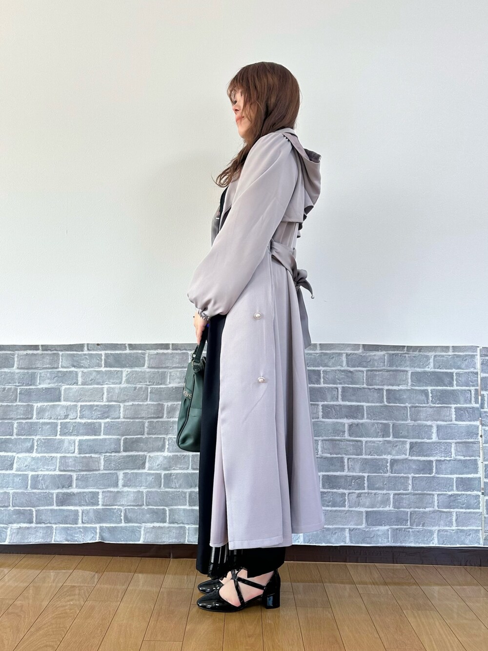 「シアートップス、パンツスタイル、ワイドパンツ、axes femme、おでかけコーデ、きれいめコーディネート、オトナ女子」｜「axes femmeのストライプ切替ワイドパンツ（その他パンツ、ブラック系）」を使った、まりさん（骨格ウェーブ・レディース・157cm）の春コーディネートの3枚目の写真