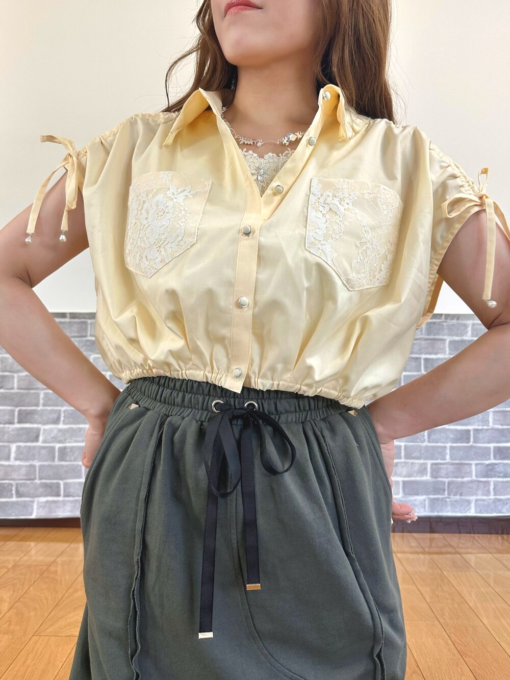 「スウェット、ラフコーデ、オトナカジュアル、きれいめカジュアル、マーメイドスカート、シンプルコーデ、シャツスタイル、ショルダーバッグ、夏コーデ、サンダル」｜「axes femmeの吸水速乾フラワーレースタンク（タンクトップ、ホワイト系）」を使った、まりさん（レディース・157cm）の夏コーディネートの6枚目の写真