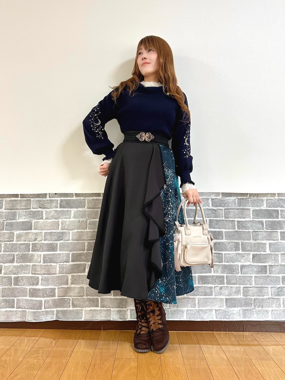 パープル系のダッフルコート、ホワイト系のTシャツ/カットソー、ブルー系のニット/セーターを着用したレディースの秋コーディネートの2枚目の写真