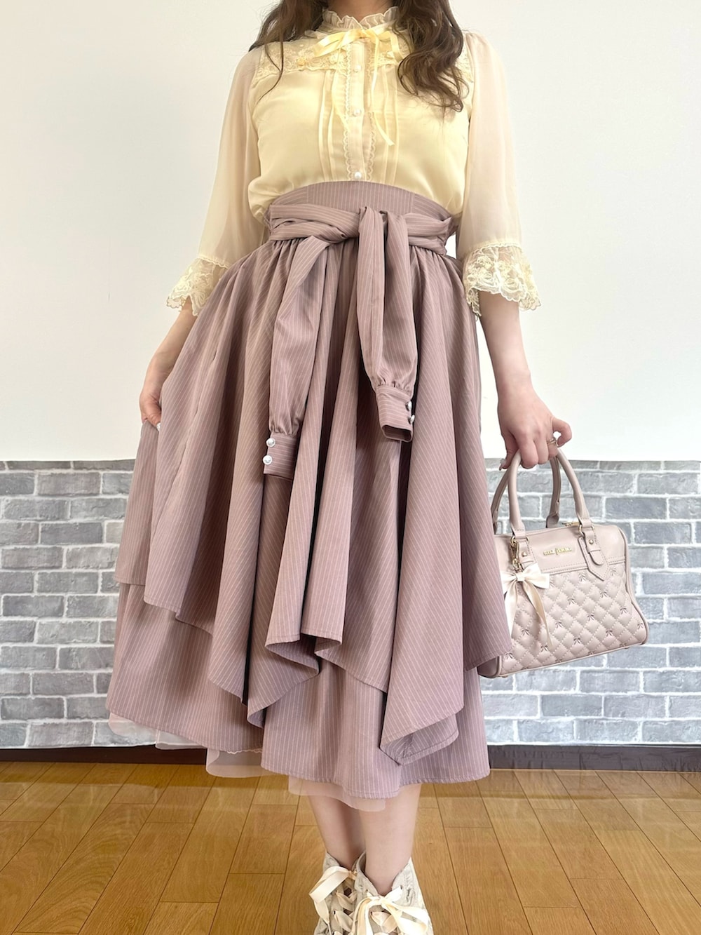 「フェミニン、ブラウス、ブラウス×スカート、リボン、春色、デートコーデ、お出かけコーデ、axes femme」｜「axes femmeのプチローズ×リボンレースブラウス（シャツ/ブラウス、イエロー系）」を使った、まりさん（レディース・157cm）の春コーディネートの4枚目の写真