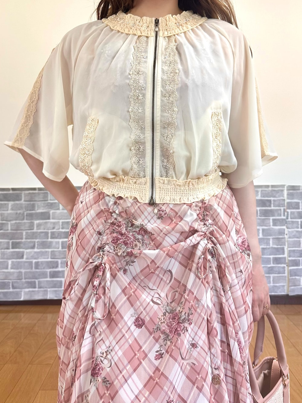 「フェミニンコーデ、フェミニン、ピンク、ピンクコーデ、レイヤードスタイル、キャミソール、シアー、淡色コーデ、お出かけコーデ、サンダル、リボン、axes femme、デートコーデ、axes femme POETIQUE、オトナカワイイ」|「axes femmeのレースリボンフリルカンカン帽(ハット、ホワイト系)」を使った、まりさん(レディース・157cm)の春コーディネートの8枚目の写真