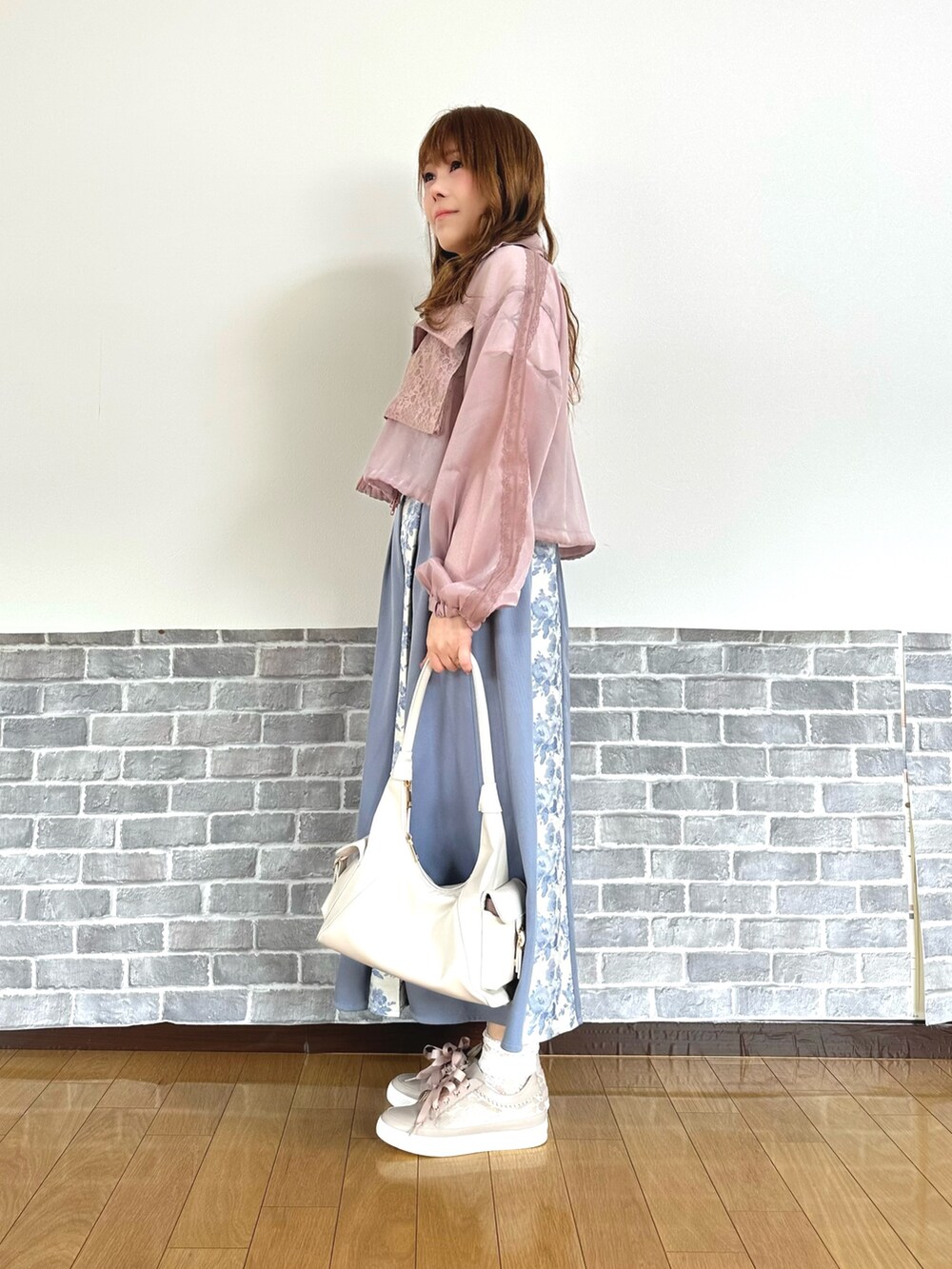 「ショルダーバッグ、白Tシャツ、お出かけコーデ、リボン、淡色コーデ、ロングスカート、きれいめカジュアル、axes femme、大人カジュアルコーデ、スニーカー、シアー」｜「axes femmeのシアートラックジャケット（ブルゾン、ピンク系）」を使った、まりさん（レディース・157cm）の春コーディネートの3枚目の写真