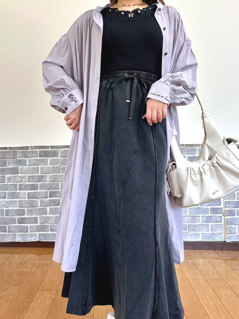 「リラックス、リラックススタイル、カジュアル、ママコーデ、スニーカー、白スニーカー、シャツワンピ、タンクトップ、シャツスタイル、休日スタイル、axes femme、axes femme POETIQUE、ゆるコーデ、ラクチンコーデ、大人コーデ」｜「axes femmeの切替スエットマーメイドスカート（スカート、ブラック系）」を使った、まりさん（レディース・157cm）の春コーディネートの5枚目の写真