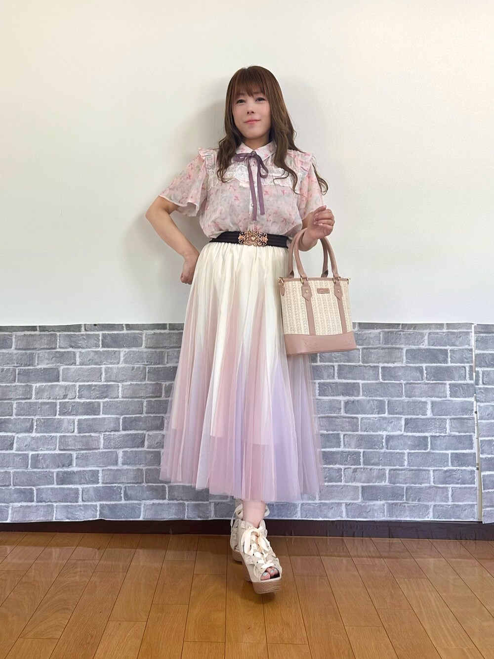 「フェミニン、花柄、花柄ブラウス、ピンク、ピンクコーデ、シフォンブラウス、チュールスカート、淡色コーデ、お出かけコーデ、デートコーデ、axes femme、キレイめコーデ、かごバッグ」｜「axes femmeの花柄フリルシアーブラウス（シャツ/ブラウス、ピンク系）」を使った、まりさん（レディース・157cm）の春コーディネートの2枚目の写真