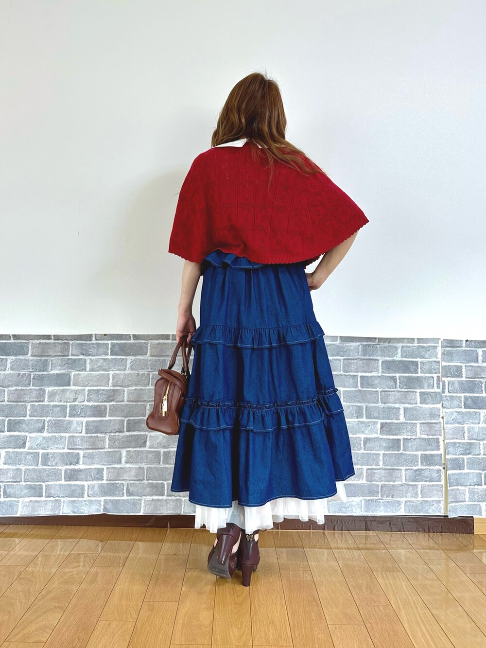 「フェミニン、ガーリー、デニム、お出かけコーデ、リボン、axes femme、大人ガーリー」｜「axes femmeのマイメロディ／ニットケープ（カーディガン/ボレロ、レッド系）」を使った、まりさん（レディース・157cm）の春コーディネートの4枚目の写真