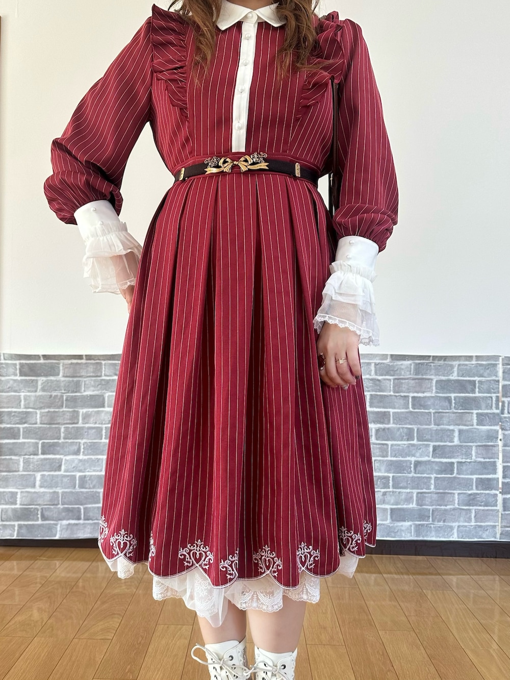 「リボン、ワンピース、デートコーデ、お出かけコーデ、ショルダーバッグ、axes femme、axes femme POETIQUE、大人かわいい、春服みてみて、カラーコーデ、推し活コーデ、ガーリーコーデ」｜「axes femmeのスカラップ刺繍バイカラーワンピース（ワンピース、レッド系）」を使った、まりさん（レディース・157cm）の春コーディネートの5枚目の写真