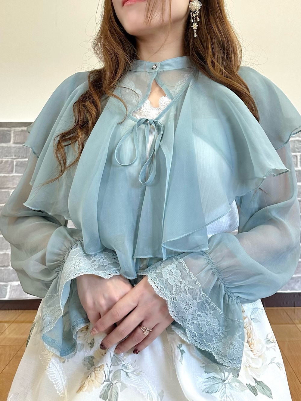 「シアートップス、春コーデ、axes femme、大人かわいい、春先取り、ミントグリーン、花柄スカート」|「axes femmeのケープ付ラメショートブラウス(シャツ/ブラウス、グリーン系)」を使った、まりさん(骨格ウェーブ・レディース・157cm)の春コーディネートの5枚目の写真