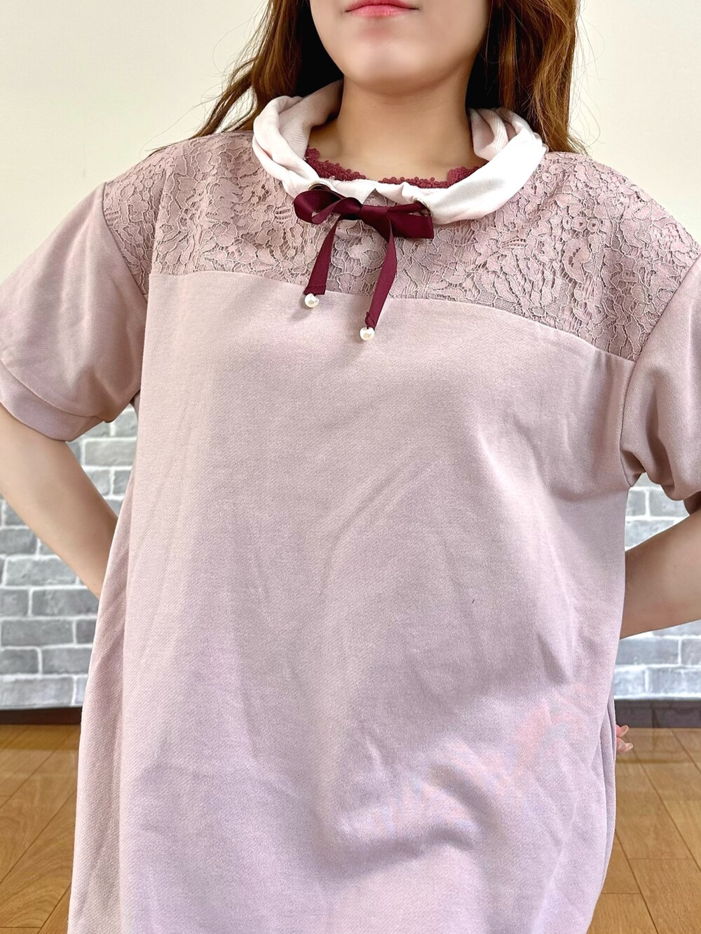 「ピンク、ピンクコーデ、フェミニン×カジュアル、パーカーワンピース、ゆるコーデ、axes femme」｜「axes femmeの吸水速乾フラワーレースタンク（タンクトップ、レッド系）」を使った、まりさん（レディース・157cm）の春コーディネートの5枚目の写真