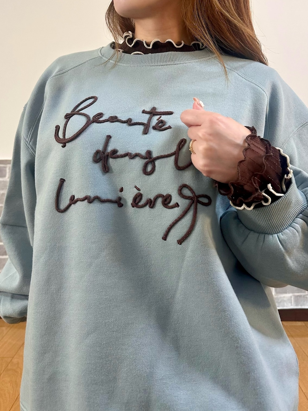 ブラウン系のTシャツ/カットソー、グリーン系のTシャツ/カットソー、グリーン系のマウンテンパーカーを着用したレディースの秋コーディネートの5枚目の写真