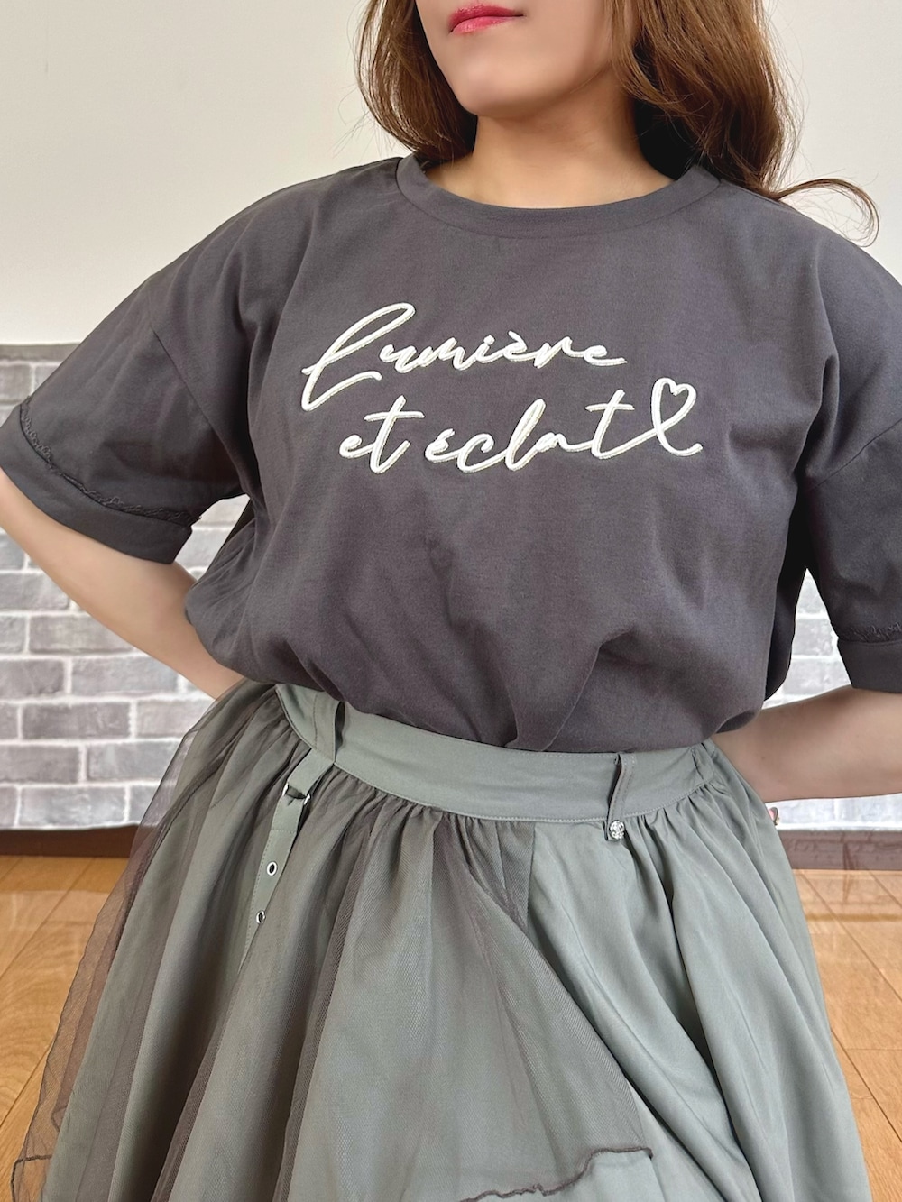 「イレヘムスカート、Tシャツ、アースカラー、トートバッグ、トレンド、チュール、フリル、夏コーデ、サンダル、axes femme」｜「axes femmeの吸水速乾フラワーレースタンク（タンクトップ、ホワイト系）」を使った、まりさん（レディース・157cm）の夏コーディネートの6枚目の写真