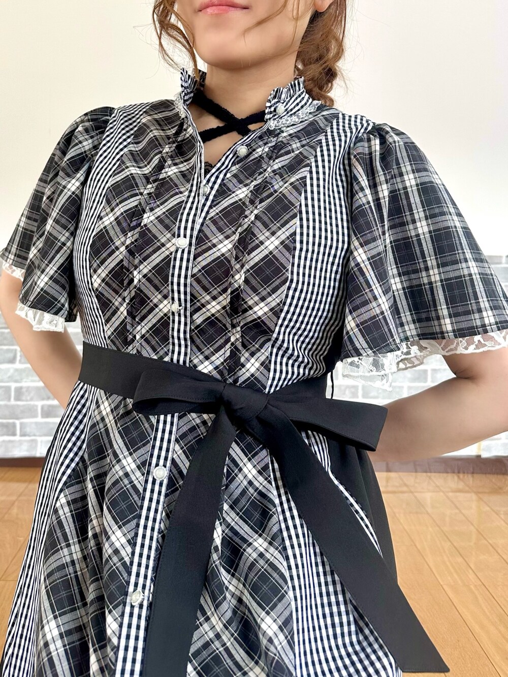「ワンピース、モノトーン、モノトーンコーデ、夏コーデ、オトナカワイイ、フェミニン、かごバッグ、お出かけコーデ、axes femme、大人可愛い」｜「axes femmeのチェック切替パッチワークワンピース（シャツワンピース、ブラック系）」を使った、まりさん（レディース・157cm）の夏コーディネートの6枚目の写真