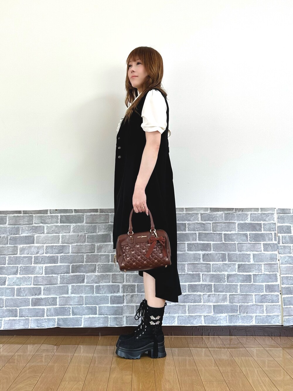 「ショートパンツ、お出かけコーデ、axes femme、axes femme POETIQUE、推し活コーデ、モノトーン、モノトーンコーデ、クラシカル、概念」|「axes femmeのフリルジャボ付配色ラインブラウス(シャツ/ブラウス、ホワイト系)」を使った、まりさん(レディース・157cm)の春コーディネートの3枚目の写真