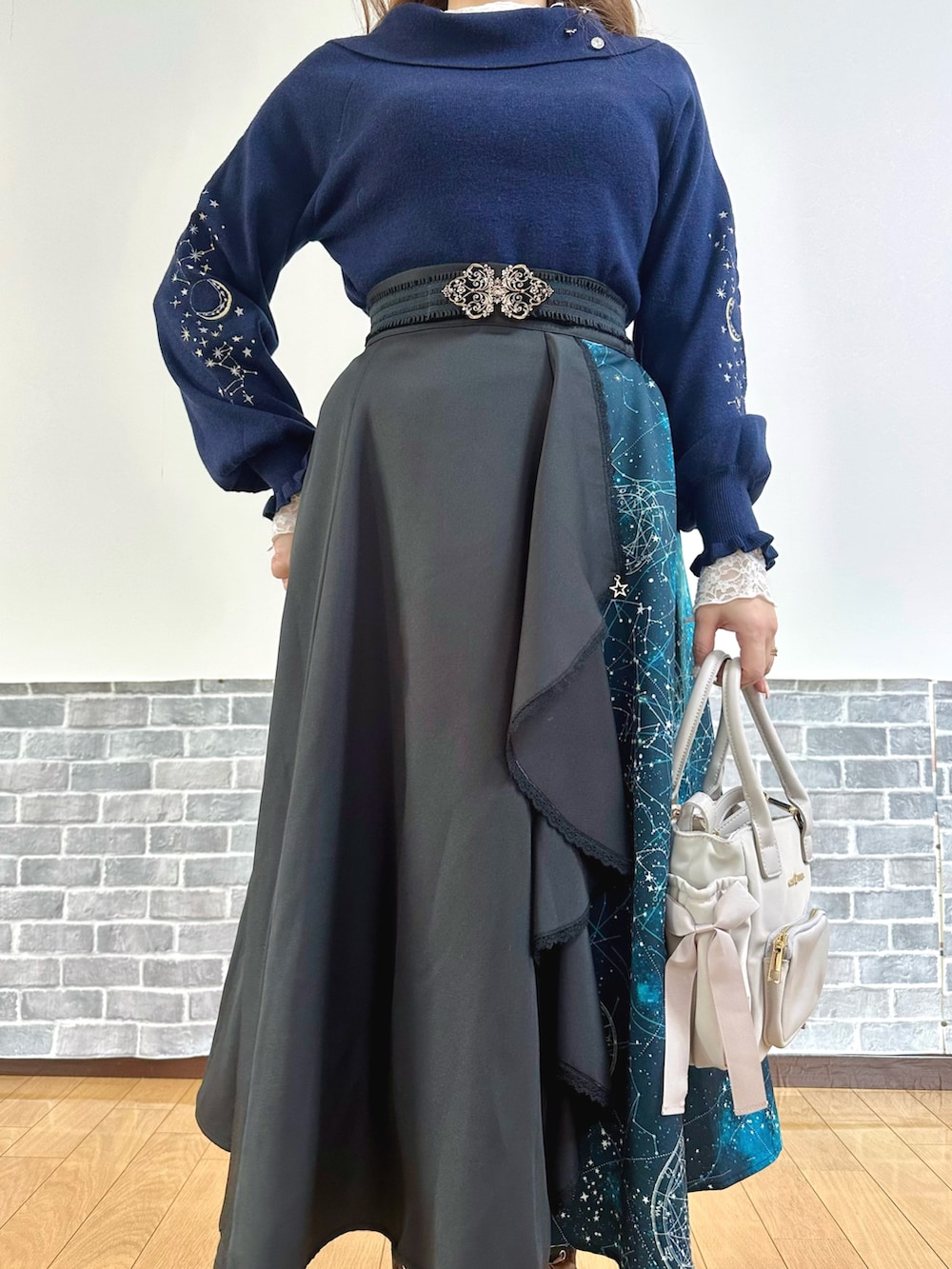 パープル系のダッフルコート、ホワイト系のTシャツ/カットソー、ブルー系のニット/セーターを着用したレディースの秋コーディネートの5枚目の写真