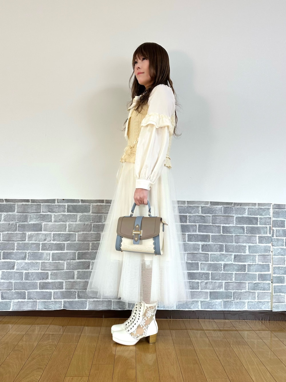 「春コーデ、チュールスカート、きれいめカジュアル、春色、ニットビスチェ、ブラウス、axes femme、axes femme POETIQUE、今日のコーデ」|「axes femme POETIQUEのフリルデコレーションブラウス(シャツ/ブラウス、ホワイト系)」を使った、まりさん(骨格ウェーブ・レディース・157cm)の春コーディネートの2枚目の写真