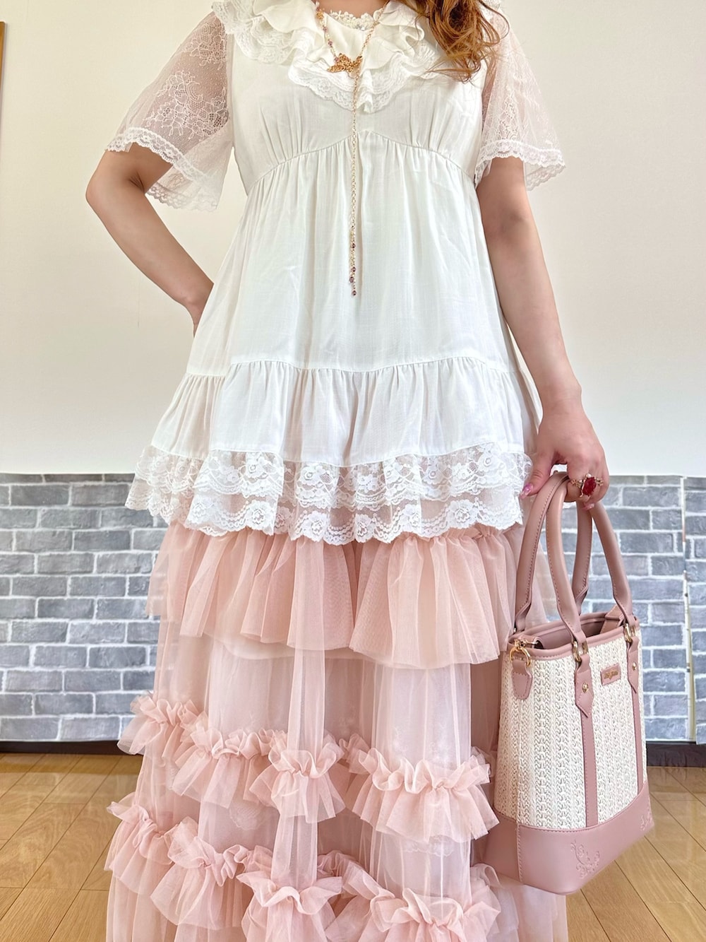 「チュニック、ゆったり、レース、フリル、チュールスカート、フェミニン、かごバッグ、お出かけコーデ、サンダル、淡色コーデ、ロングスカート、axes femme」|「axes femmeの吸水速乾フラワーレースタンク(タンクトップ、ホワイト系)」を使った、まりさん(レディース・157cm)の春コーディネートの5枚目の写真
