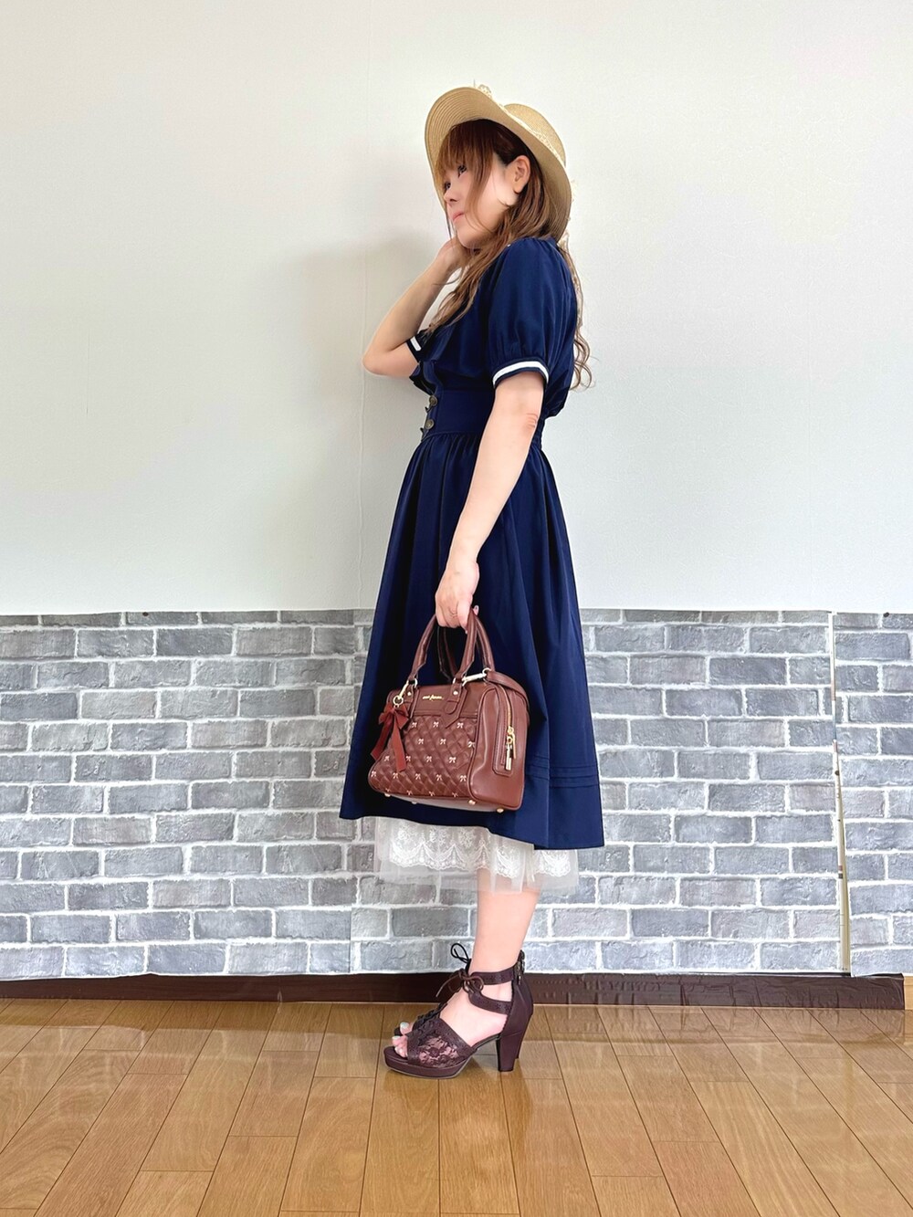 「クラシカル、ワンピース、ミリタリー、ネイビー、オトナカワイイ、ガーリー、ショルダーバッグ、サンダル、やっぱり帽子が好き、お出かけコーデ、axes femme、夏ファッション、大人かわいい」｜「axes femmeのレースリボンフリルカンカン帽（ハット、ホワイト系）」を使った、まりさん（レディース・157cm）の春コーディネートの3枚目の写真