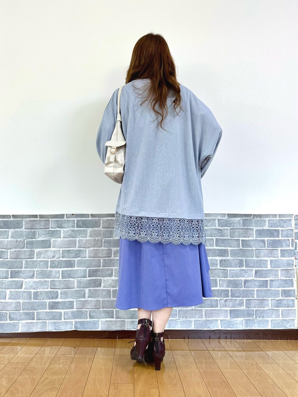 ホワイト系のタンクトップ、パープル系のワンピース、ブルー系のカーディガン/ボレロを着用したレディースの夏コーディネートの4枚目の写真