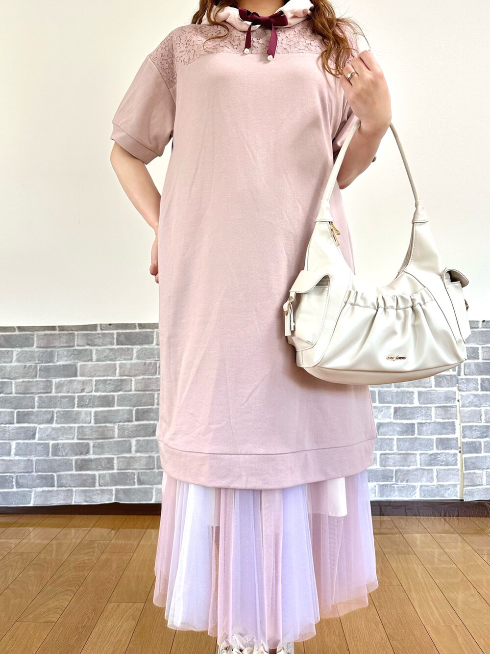 「ピンク、ピンクコーデ、フェミニン×カジュアル、パーカーワンピース、ゆるコーデ、axes femme」｜「axes femmeの吸水速乾フラワーレースタンク（タンクトップ、レッド系）」を使った、まりさん（レディース・157cm）の春コーディネートの4枚目の写真