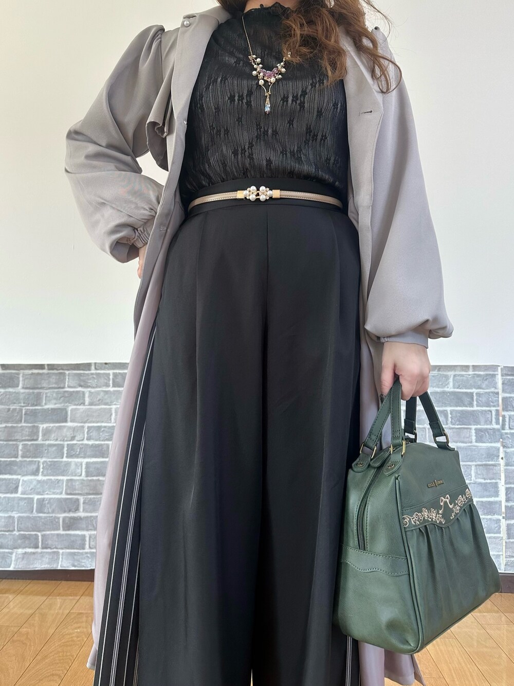 「シアートップス、パンツスタイル、ワイドパンツ、axes femme、おでかけコーデ、きれいめコーディネート、オトナ女子」｜「axes femmeのストライプ切替ワイドパンツ（その他パンツ、ブラック系）」を使った、まりさん（骨格ウェーブ・レディース・157cm）の春コーディネートの5枚目の写真