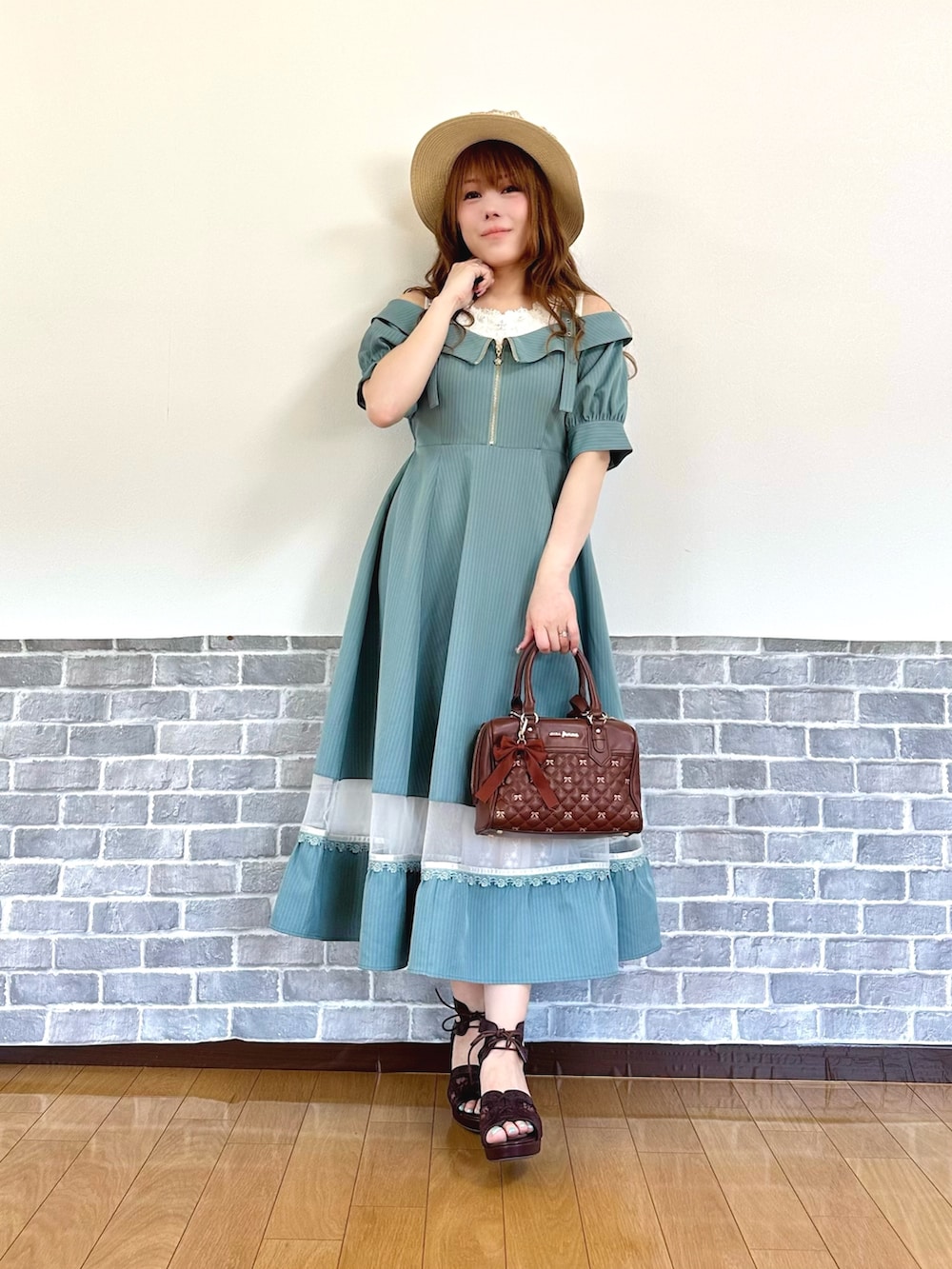 「夏、夏コーデ、ワンピース、フェミニン、ミントグリーン、サンダル、やっぱり帽子が好き、お出かけコーデ、デートコーデ、axes femme、axes femme POETIQUE、オトナ女子、きれいめコーデ、ワンピーススタイル、カラーコーデ」|「axes femmeのレースリボンフリルカンカン帽(ハット、ホワイト系)」を使った、まりさん(レディース・157cm)の春コーディネートの2枚目の写真