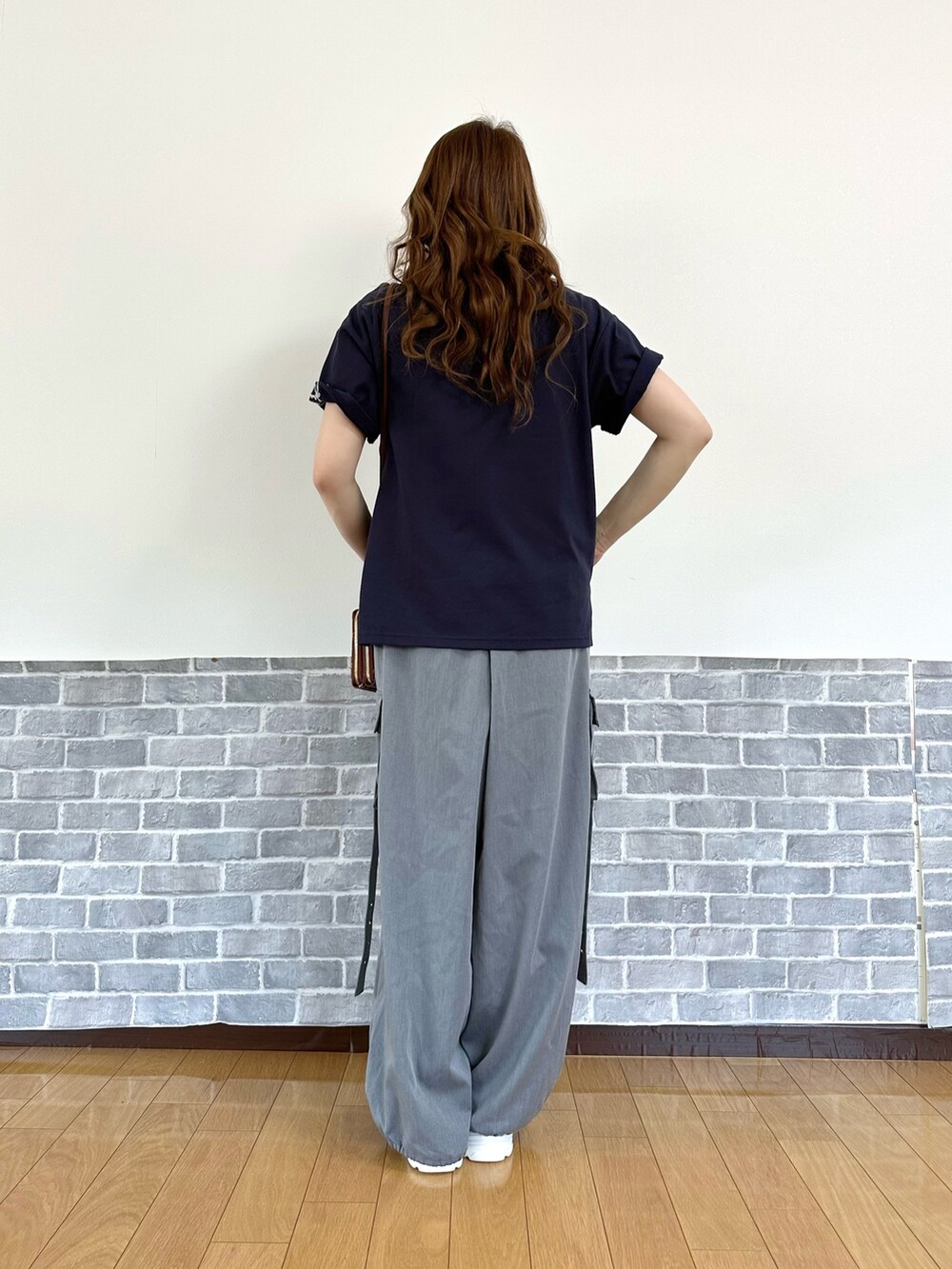 「パンツ、パンツスタイル、パンツコーデ、カーゴパンツ、カジュアル、カジュアルコーデ、ママコーデ、ママファッション、Tシャツ、スニーカー、axes femme、axes femme POETIQUE、楽チンコーデ、ゆるコーデ」｜「axes femmeの総レースキャスケット（キャスケット、ホワイト系）」を使った、まりさん（レディース・157cm）の春コーディネートの4枚目の写真