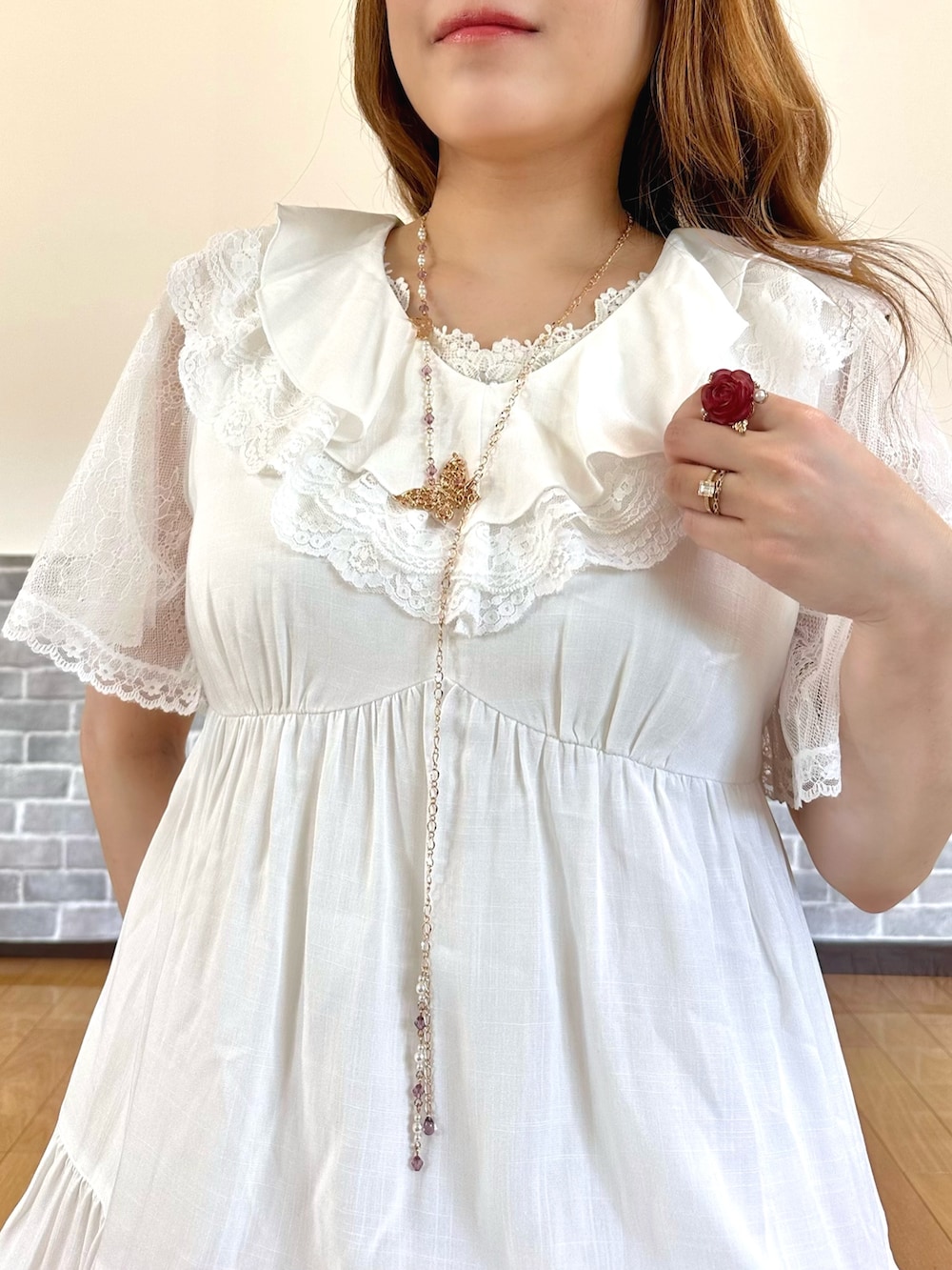 「チュニック、ゆったり、レース、フリル、チュールスカート、フェミニン、かごバッグ、お出かけコーデ、サンダル、淡色コーデ、ロングスカート、axes femme」|「axes femmeの吸水速乾フラワーレースタンク(タンクトップ、ホワイト系)」を使った、まりさん(レディース・157cm)の春コーディネートの6枚目の写真