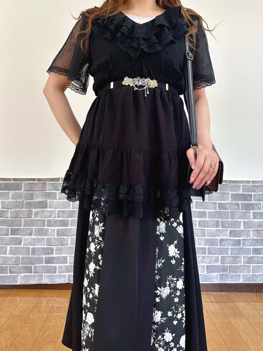 「キレイめ、きれいめカジュアル、モノトーン、オトナ女子、大人コーデ、ロングスカート、axes femme、フェミニンコーデ、黒コーデ、黒」|「axes femmeの紫陽花モチーフイヤリング(イヤリング、ゴールド系)」を使った、まりさん(レディース・157cm)の夏コーディネートの5枚目の写真