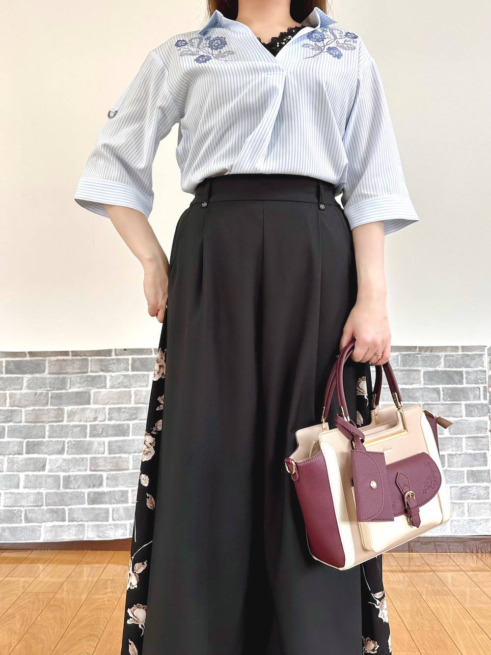 「きれいめカジュアル、パンツスタイル、ワイドパンツ、ママファッション、オフィスカジュアル、axes femme、パンツコーデ、お出かけコーデ、大人カジュアルコーデ、レディースファッション、シャツスタイル」｜「axes femmeの吸水速乾チュールレースタンク（タンクトップ、ブラック系）」を使った、まりさん（レディース・157cm）の夏コーディネートの5枚目の写真