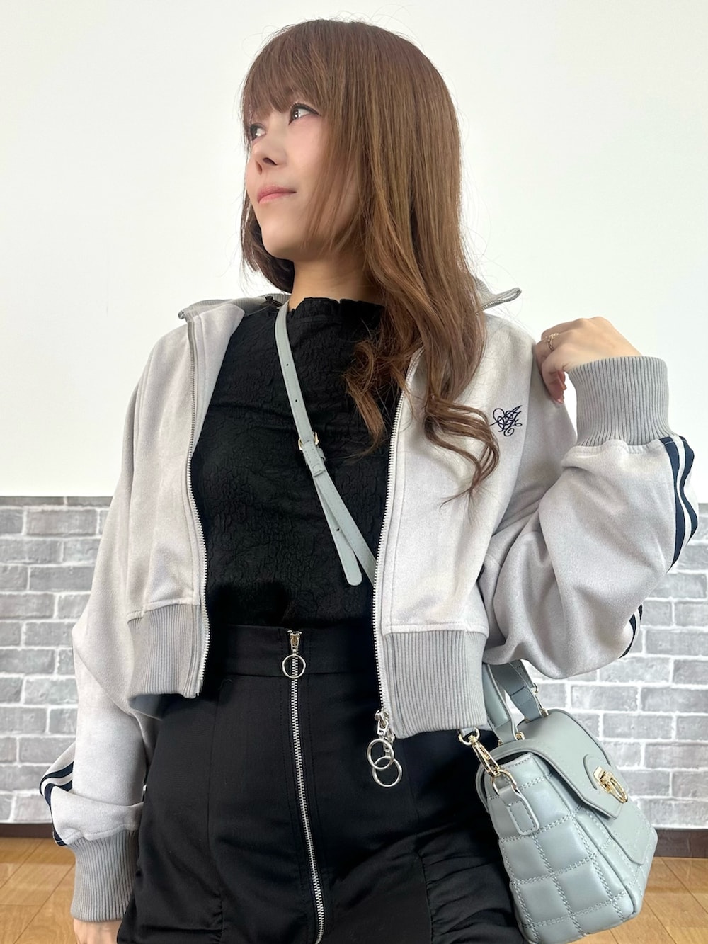 「トラックジャケット、シアートップス、axes femme、大人カジュアルコーデ、オトナ女子、骨格ウェーブ、モノトーンコーデ、カジュアルコーデ」｜「axes femmeのカットスエードトラックジャケット（ジャージ、グレー系）」を使った、まりさん（骨格ウェーブ・レディース・157cm）の春コーディネートの5枚目の写真