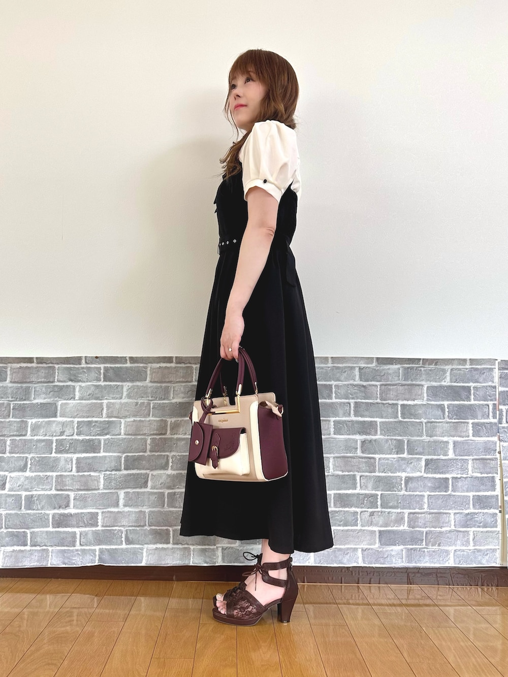 「モノトーン、モノトーンコーデ、モード、ワンピース、サンダル、お出かけコーデ、axes femme、キレイめカジュアル」｜「axes femmeのハトメ×チェーン付リボンブラウス（シャツ/ブラウス、ホワイト系）」を使った、まりさん（レディース・157cm）の夏コーディネートの3枚目の写真