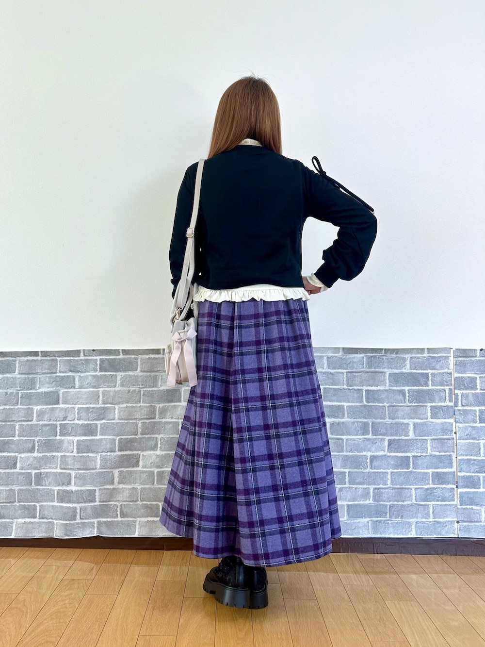 ホワイト系のTシャツ/カットソー、ブラック系のTシャツ/カットソー、ブラック系のモッズコートを着用したレディースの秋コーディネートの4枚目の写真