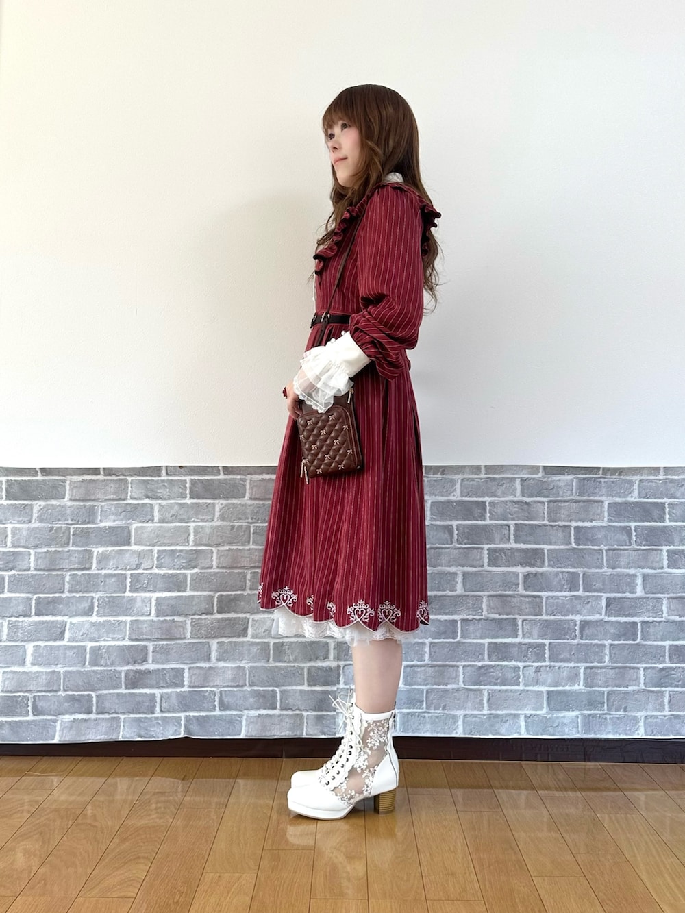 「リボン、ワンピース、デートコーデ、お出かけコーデ、ショルダーバッグ、axes femme、axes femme POETIQUE、大人かわいい、春服みてみて、カラーコーデ、推し活コーデ、ガーリーコーデ」｜「axes femmeのスカラップ刺繍バイカラーワンピース（ワンピース、レッド系）」を使った、まりさん（レディース・157cm）の春コーディネートの3枚目の写真