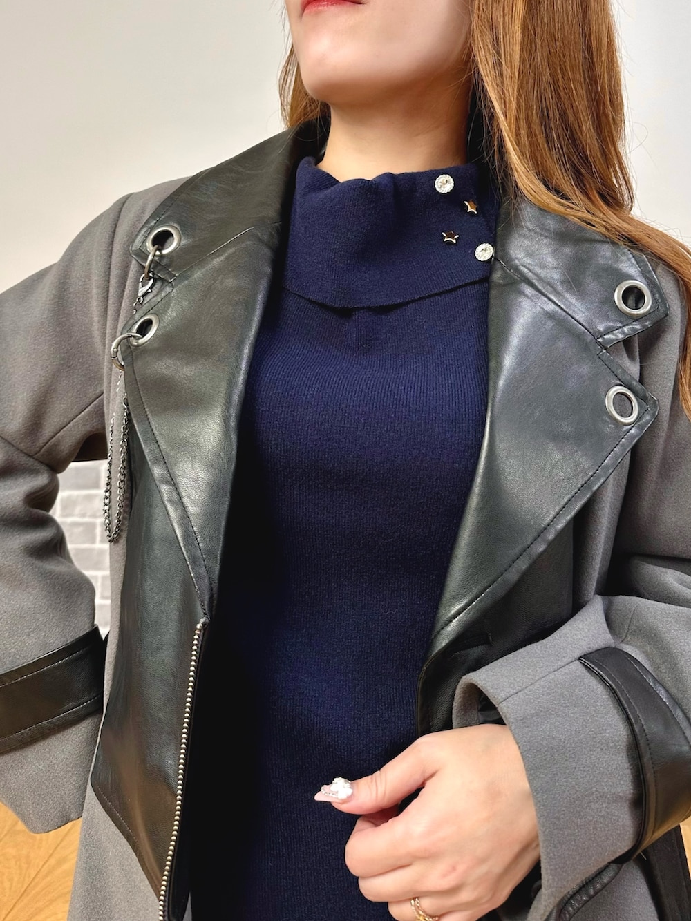 グレー系のダッフルコート、ブルー系のニット/セーター、ベージュ系のその他パンツを着用したレディースの秋コーディネートの5枚目の写真