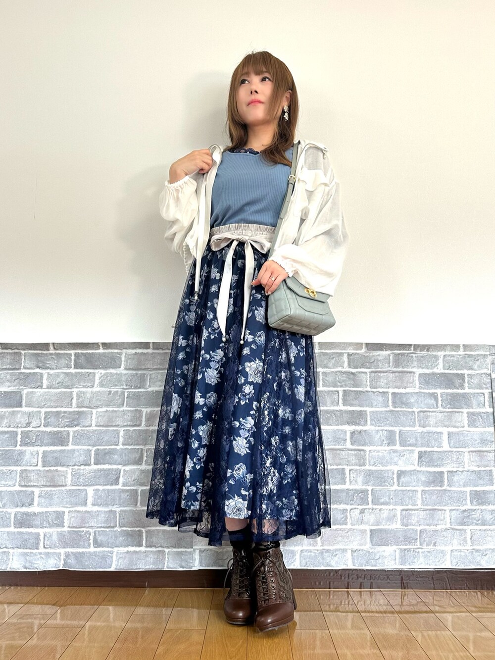 「スカート、ブルーコーデ、ブルー、デートコーデ、お出かけコーデ、ショルダーバッグ、プチプラ、axes femme、フェミニン」｜「axes femmeのフラワーブーケ刺繍プルオーバー（Tシャツ/カットソー、ブルー系）」を使った、まりさん（レディース・157cm）の春コーディネートの2枚目の写真