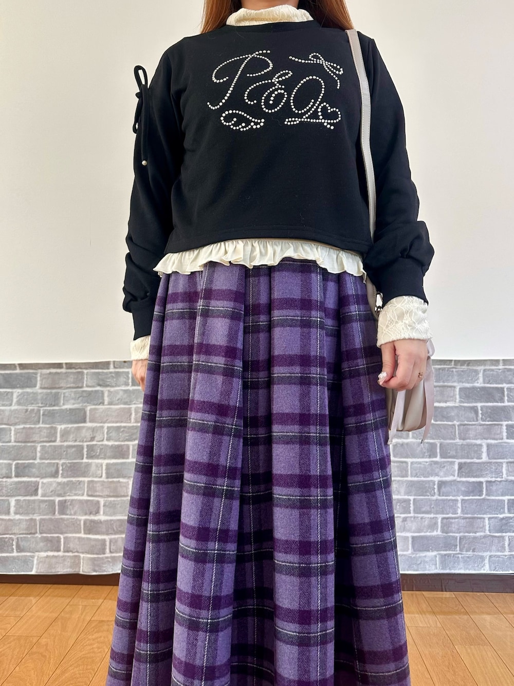 ホワイト系のTシャツ/カットソー、ブラック系のTシャツ/カットソー、ブラック系のモッズコートを着用したレディースの秋コーディネートの5枚目の写真